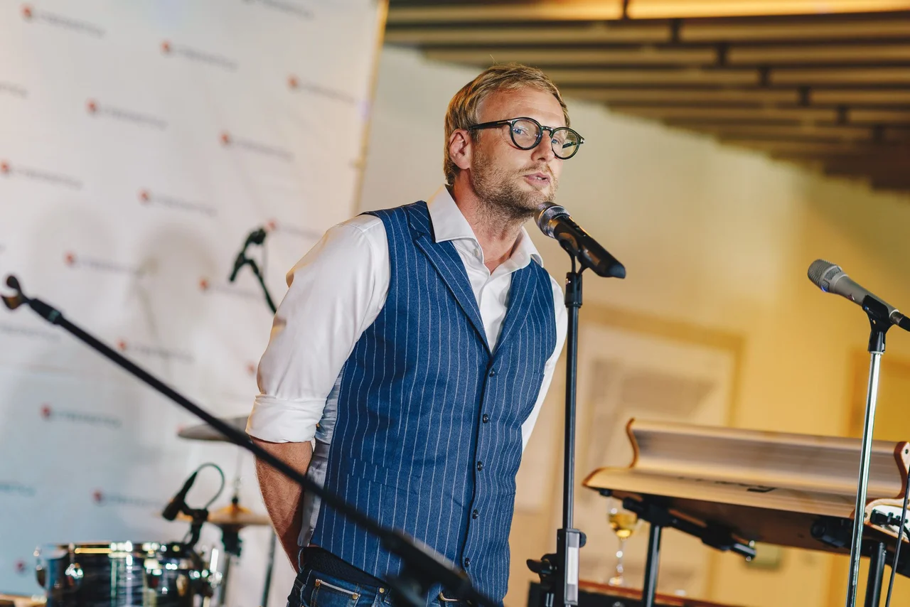 Oliver Väärtnõu talking on stage