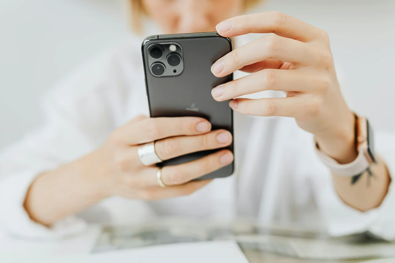Women holding the Iphone