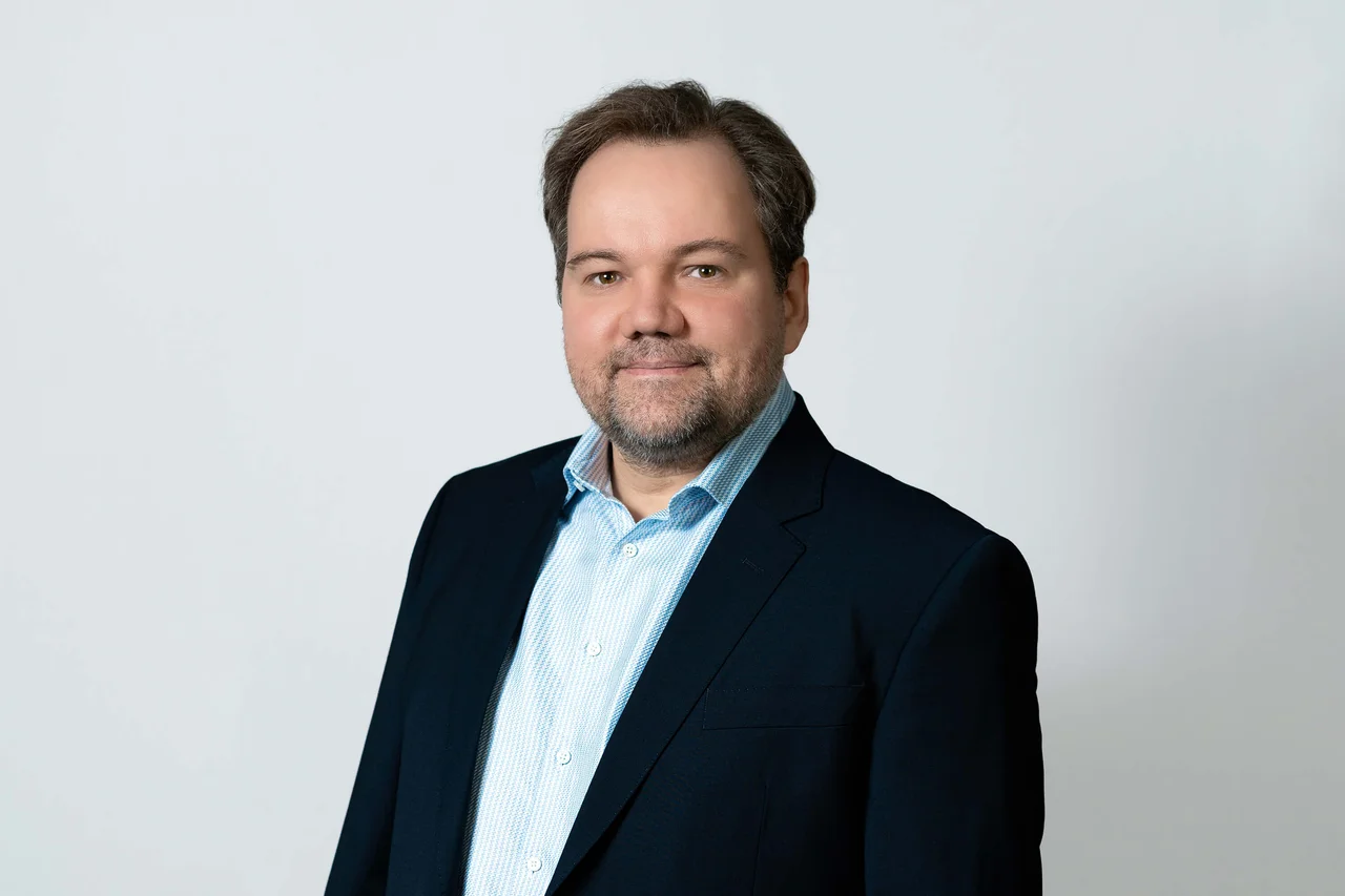 Portrait photo of Sven Heiberg on a white background