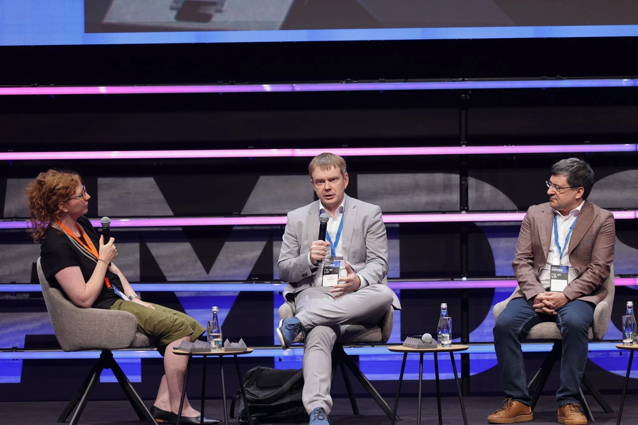 Dan Bogdanov speaking at Moldova Digital Summit